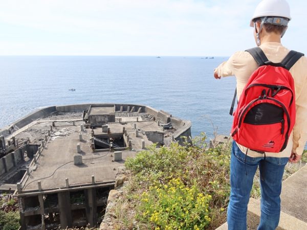 上から見た30号棟。中央に吹き抜けがあるのが分かる。2023年11月にコンクリートの劣化調査を行う上陸に同行させていただいた折の写真で、長崎市の特別な許可を得て撮影。東京大学の野口貴文教授が屋上の劣化の状況を解説（2023年撮影）