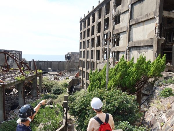 上から見た30号棟。中央に吹き抜けがあるのが分かる。2023年11月にコンクリートの劣化調査を行う上陸に同行させていただいた折の写真で、長崎市の特別な許可を得て撮影。東京大学の野口貴文教授が屋上の劣化の状況を解説（2023年撮影）