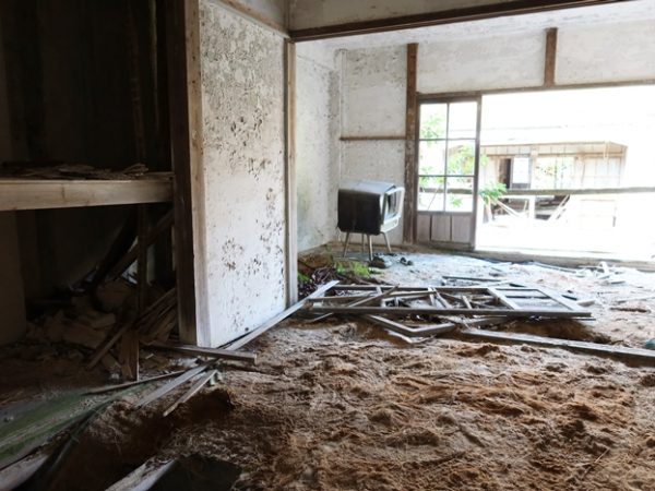 住宅内部。畳、木部は劣化していたものの、間取りには限られた面積を上手に使うための工夫もあった。長崎市の特別な許可を得て撮影（2023年撮影）