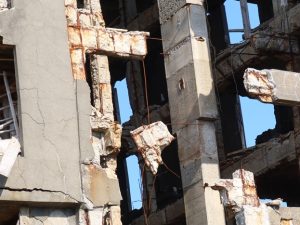 鉄筋が重量を支えられなくなり、ぐにゃりと曲がっている場所をしばしば見かけた。長崎市の特別の許可を得て撮影（2023年撮影）