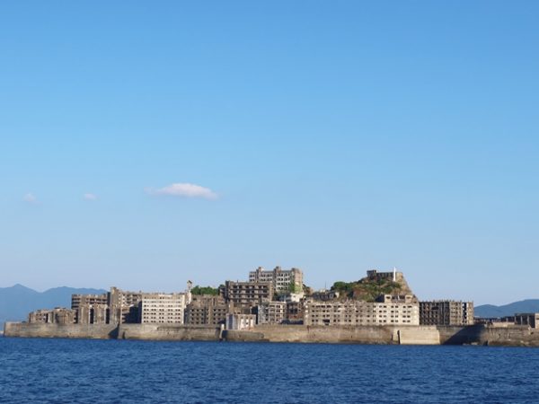 長崎港から望む三菱長崎造船所。中央に見えているのがジャイアント・カンチレバークレーン。100年以上現役で使い続けられている（2023年撮影）