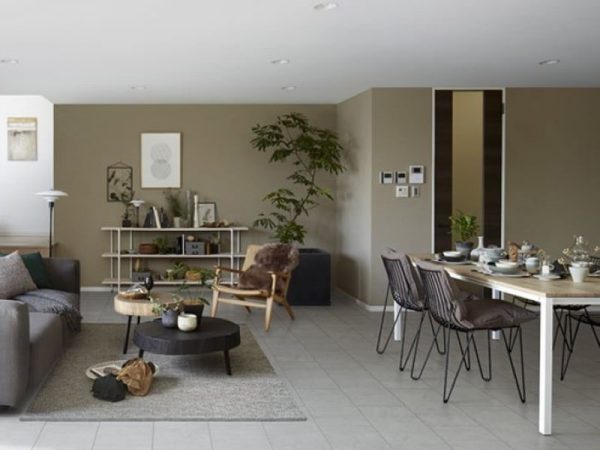 ガラスを採用したハイドアとすることで、空間にのびやかさをもたらす。[ラシッサ D ラテオ]　LIXIL