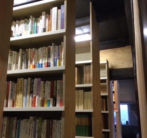 柱のような役割で建物を支える書架