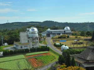 全国有数規模の公開天文台である美星天文台（奥）と、スペースデブリや地球に接近する可能性のある小惑星について観測を行う美星スペースガードセンター（手前）。星空の保護は天文学研究（提供：井原市）