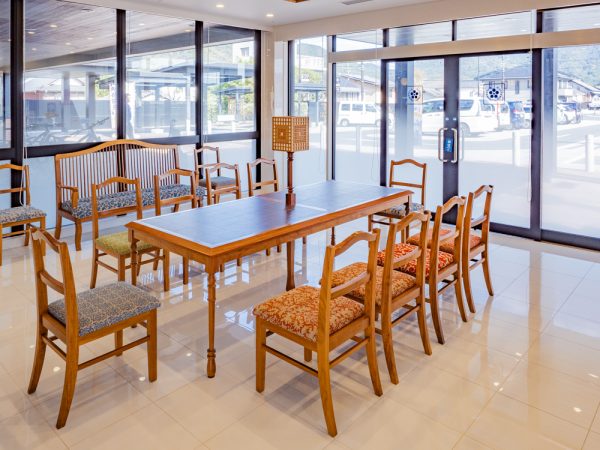 ゆったりとくつろげる広いテーブル席もある