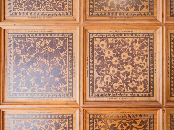 ゆったりとくつろげる広いテーブル席もある