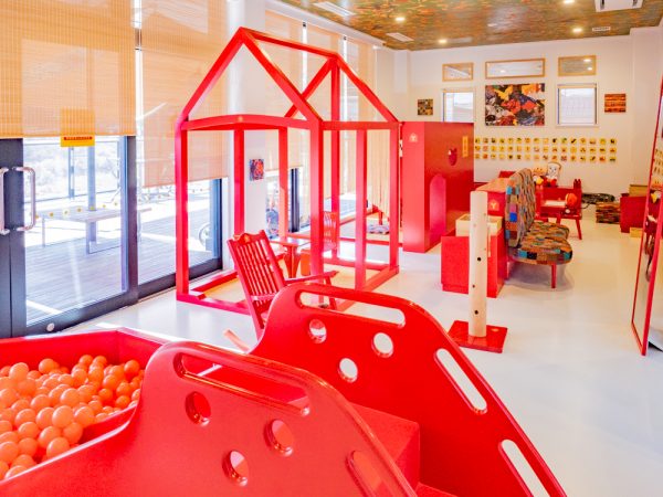 ゆったりとくつろげる広いテーブル席もある