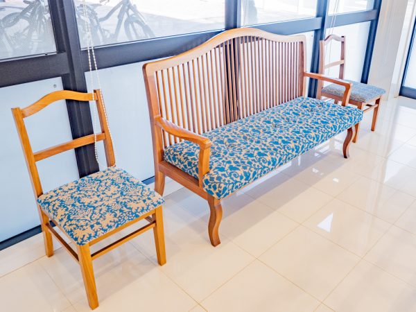 水戸岡氏がかつて手がけた列車のシートの端材を活用した椅子