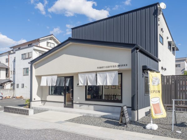 水戸岡氏がかつて手がけた列車のシートの端材を活用した椅子