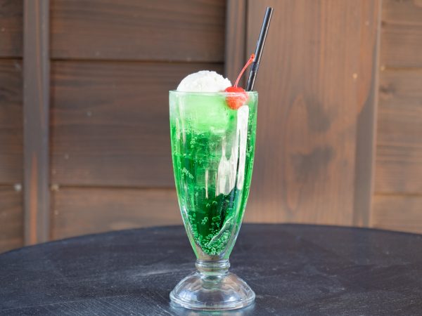 水戸岡氏がかつて手がけた列車のシートの端材を活用した椅子