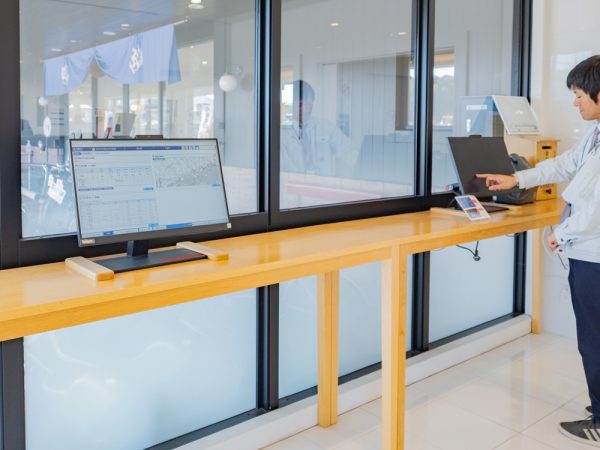 道路交通情報閲覧システムはタッチパネル対応ディスプレイで設置している