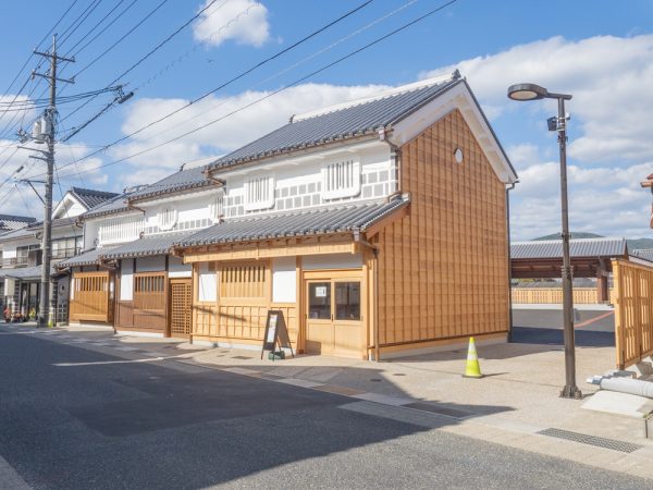 道の駅 山陽道やかげ宿：重伝建の基準に沿って新築された「やかげ西町イベント広場」