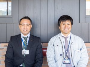 左：矢掛町役場 建設課の渡邉 孝一 課長、右：同 佐伯 淳成 主査