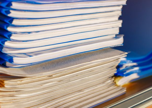 紙の書類では、保管・管理する場所が必要だった（画像はイメージ）