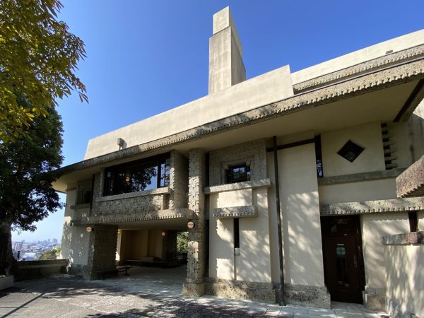 1階玄関前のピロティを北東側から見る（写真：宮沢洋）