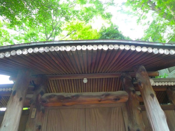 国の重要文化財に指定されている表門。銅板葺きの屋根の両端には、寺院建築でよく見られる鴟尾（しび）という飾りがつけられている