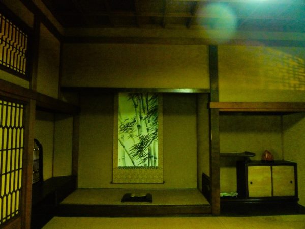 窓越しには、緑豊かな庭園の景色が広がる。庭園の眺めを楽しみながら1階の座敷を見学