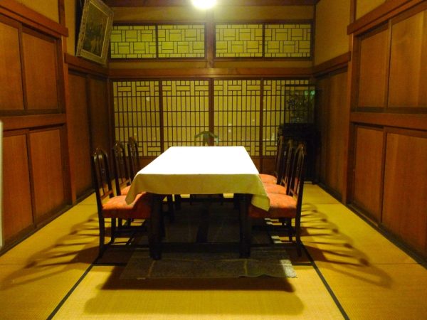 窓越しには、緑豊かな庭園の景色が広がる。庭園の眺めを楽しみながら1階の座敷を見学