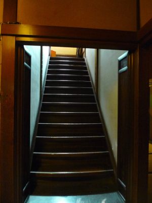 板扉を開けると階段