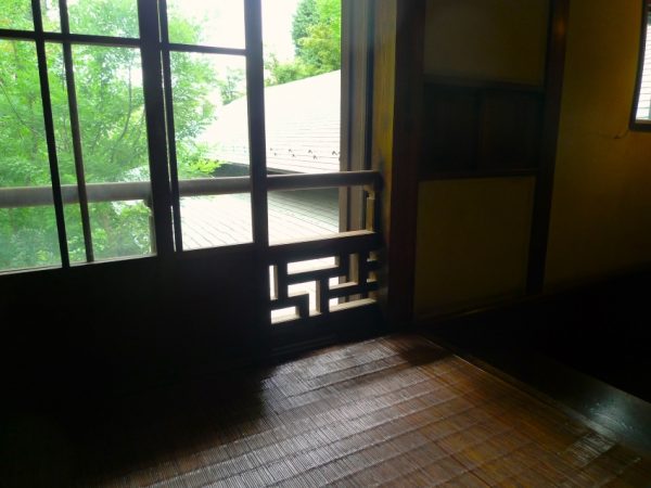 板扉を開けると階段