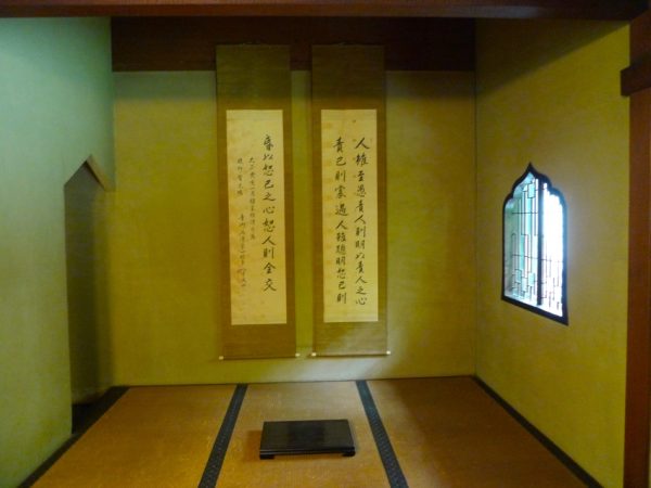 板扉を開けると階段