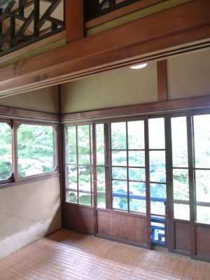 3階の板の間から眺める庭園の緑の景観が素晴らしい。晩秋には紅葉の景色を楽しめる