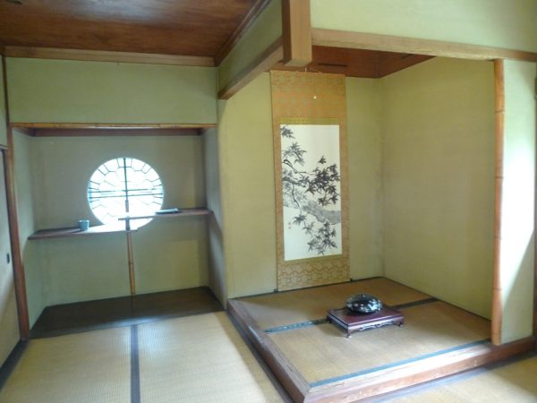 3階の板の間から眺める庭園の緑の景観が素晴らしい。晩秋には紅葉の景色を楽しめる