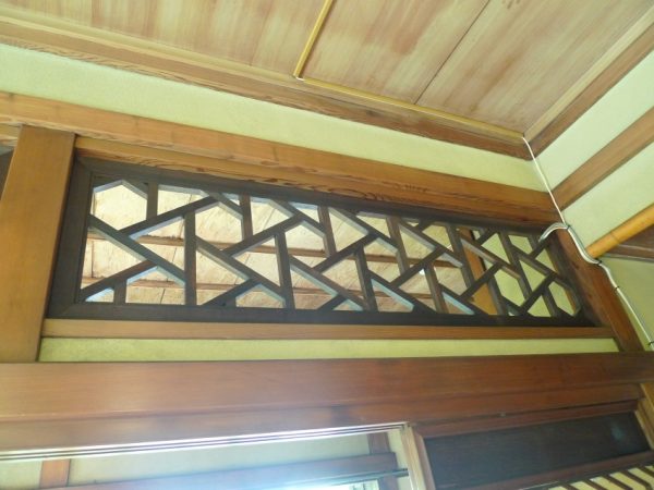 3階の板の間から眺める庭園の緑の景観が素晴らしい。晩秋には紅葉の景色を楽しめる