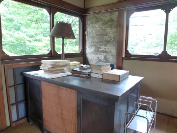 3階の板の間から眺める庭園の緑の景観が素晴らしい。晩秋には紅葉の景色を楽しめる