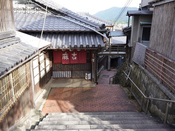 麻吉旅館の3階部分にある玄関。横の小径を下っていくと1階部分へ