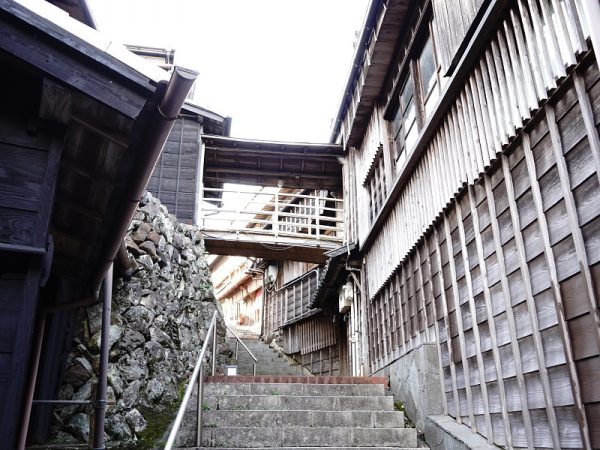 麻吉旅館の3階部分にある玄関。横の小径を下っていくと1階部分へ