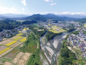 みなかみ町の中央を利根川が流れ、周辺には18の温泉地が点在。 雄大な自然に抱かれ、2017年にはユネスコエコパークに認定された。みなかみ町へは上越新幹線を利用して、東京駅〜上毛高原駅まで最速62分。上毛高原駅から水上駅までバスで約20分。都内から関越自動車道を利用した場合、東京練馬IC〜月夜野ICまで約1時間30分、東京練馬IC〜水上ICまで約1時間40分。