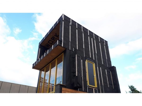 DDW会場に即席で建設された木とわらの家。現場で組み立てるだけなので工事は簡単 © Naoko Yamamoto 