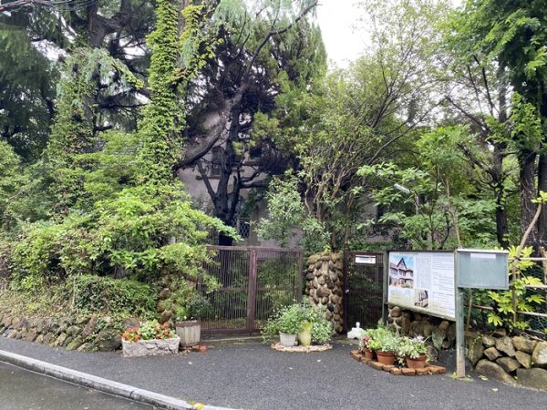 地元の人達の愛情で建物前はいつもきれいに保たれている。愛されていることが分かる風景だ（写真提供/遺す会）