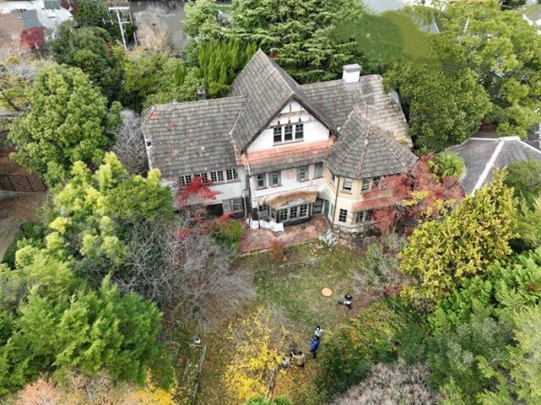 窓の意匠もかわいい。なんとか、保存、継承する手はないものか