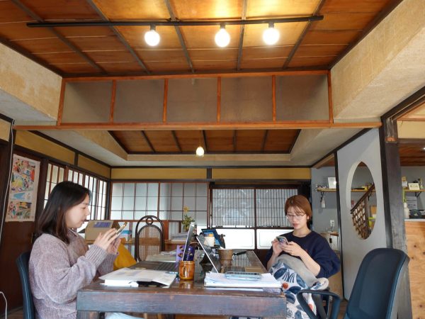 「暮らり」2階に入るデザイナー事務所の「パンパカンパニ」