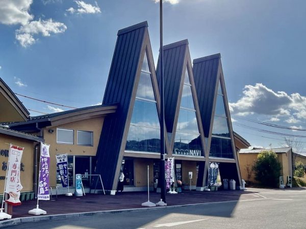 道の駅三矢の里。毛利元就が三人の息子に与えたとされる「三矢の訓」をもとに、市民公募で名づけられた。元就は三兄弟に一本ずつ矢を持たせて、「一本の矢は簡単に折れてしまうが、三本束ねた矢は簡単には折ることはできない。三本の矢のように三人が力を合わせれば毛利は安泰である」と毛利家の結束を誓わせたという(実際には江戸時代に作られた創作とされる)。