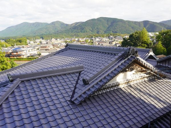 大広間から朝熊山の方角の眺望。この下に見える屋根がコロナ禍に修繕した一部。鬼瓦は掃除してもらい、昔のものを残している
