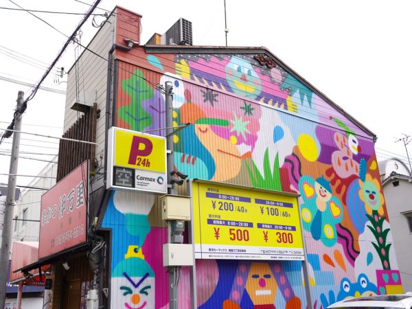 此花区の川沿いに並ぶ元倉庫群に一部ミューラルが描かれた