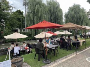 広瀬川河畔を活用する社会実験（ミズベリング前橋）の第4回の様子（写真提供：前橋市にぎわい商業課）