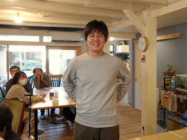 橋本康太さん。「暮らり」1階のデイサービス「くらすば」にて。