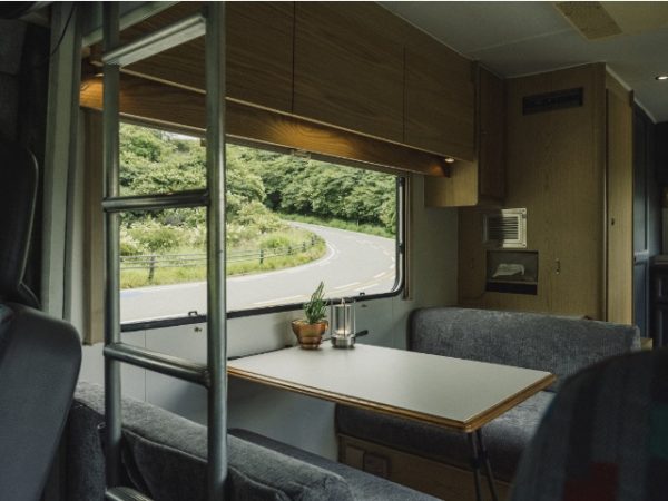 カフェの屋根だけでなく、左側にある壁部分にも瓦と積み重ねた壁があるのがお分かりいただけるだろうか