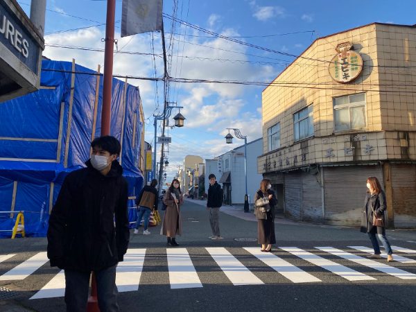 「まちづくりワーケーションプログラム」は、まちあるきからスタートする。画像提供：まるにわ