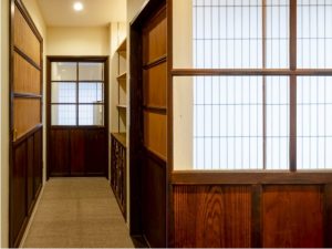 玄関に始まり、随所に古材などを利用した「津京下町の古民家よ、再び」。気に入る人は一目で気に入るのではなかろうか