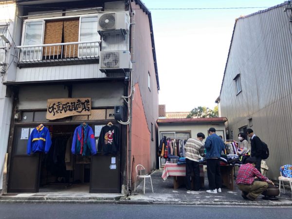 「まちづくりワーケーションプログラム」は、まちあるきからスタートする。画像提供：まるにわ