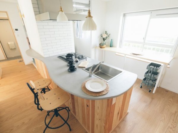 収納の無かった既存の玄関の脇にシューズクロゼットを設置、ベビーカーなども置けるようにした