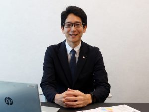 お話をおうかがいした、株式会社オープンハウスグループ　事業開発部長の横瀬寛隆さん。「興味のある方は、ぜひみなかみ町での事業に参画していただきたいですね。みなかみ町は日本海側からひとつ山を挟んでいるため、雪質も良好で、世界有数のパウダースノーと自負しています。自然豊かな町に、ぜひスキーにもいらしてください」