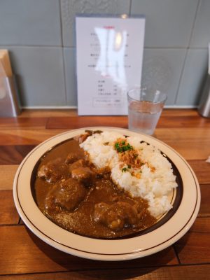 広瀬川のほとりにあるカレー専門店「グルマンカレー」。外観デザインもおしゃれ