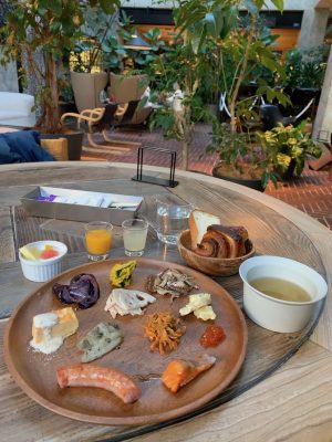 JINSの田中仁氏が手がけた「白井屋ホテル」の朝食「群馬の朝ごはん」。地元の食材を使って丁寧に作られた10種類以上の総菜をいただくのは至福のひととき