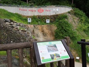 長野県小谷村はは日本でも有数の土砂災害多発地域で、多数の砂防ダムが造られている。こうした砂防ダムや崩落地を巡るツアーを企画したところ、10年間ずっと満員御礼となるほどの人気となっている。